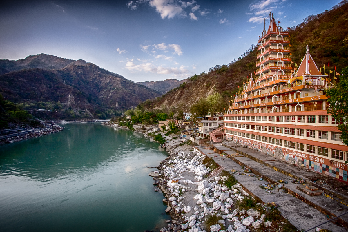 Rishikesh_temple_side_view_of_canal