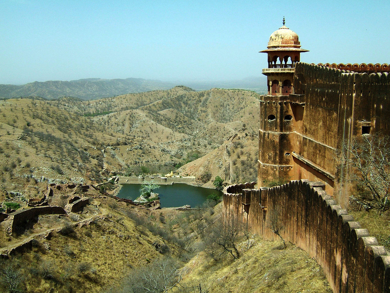 1280px-Rajasthan-Jaipur-Jaigarh-Fort-perimeter-walls-Apr-2004-01